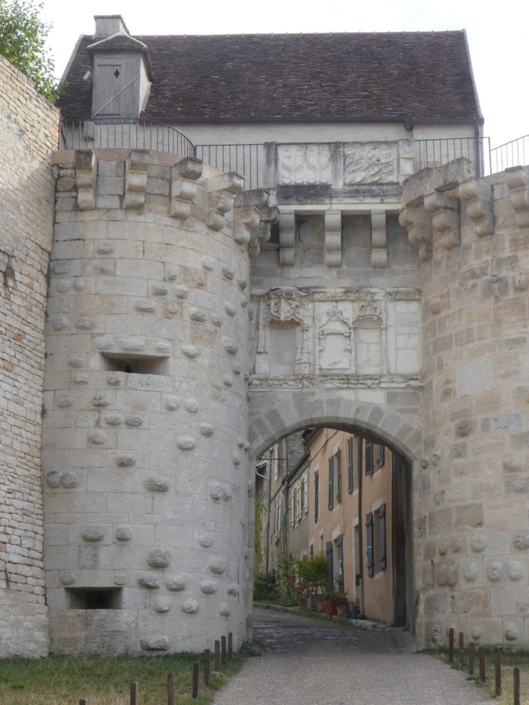 Porte Neuve de VEZALAY du XV ième siècle