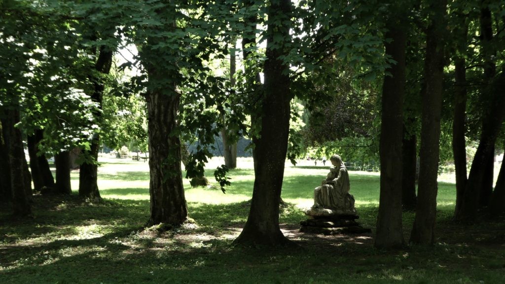 statue vierge a l enfant parc savigny beaune