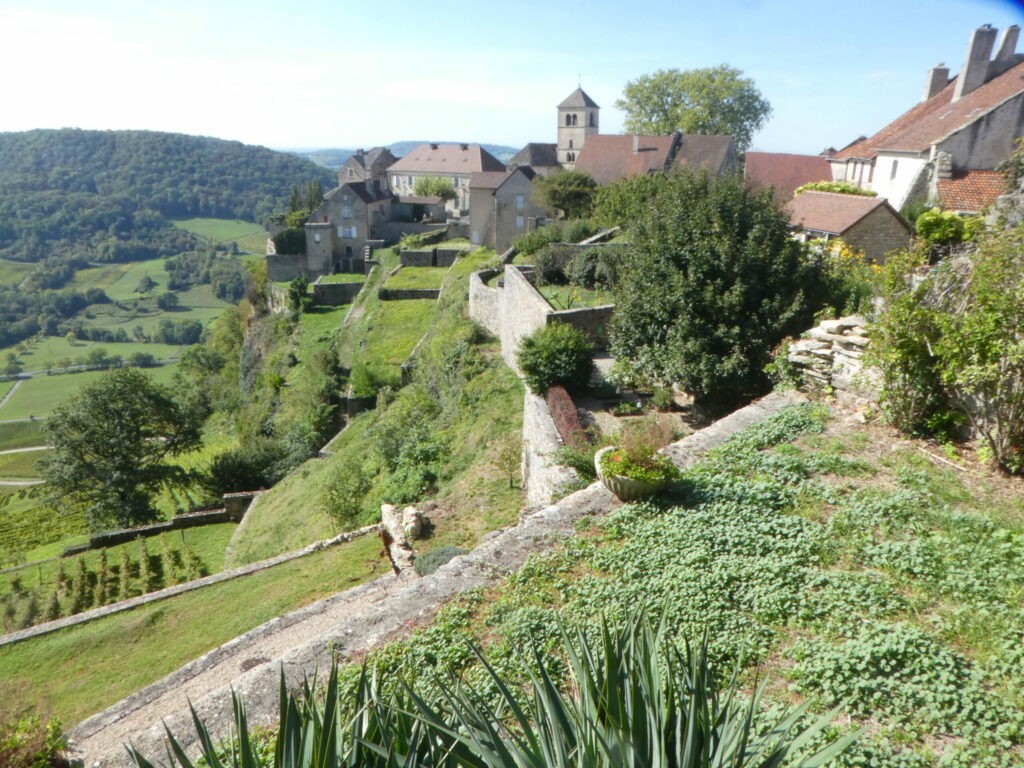 Eglise de Chateau Chalon surplombant les vignobles du Jura