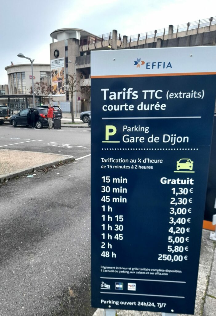 panneau des tarifs de stationnement sur le parking payant de la gare de Dijon